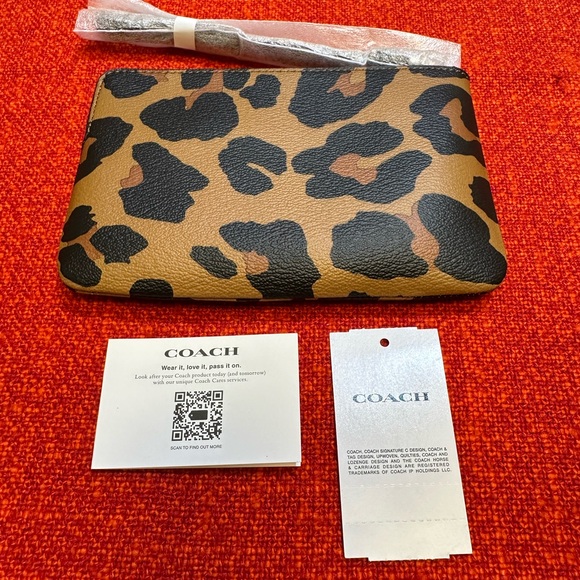 ❤️❤️New coach wristlet/wallet with leopard print❤️ - Picture 6 of 15